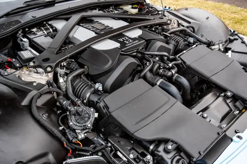 Aston Martin Vantage 2023 en movimiento