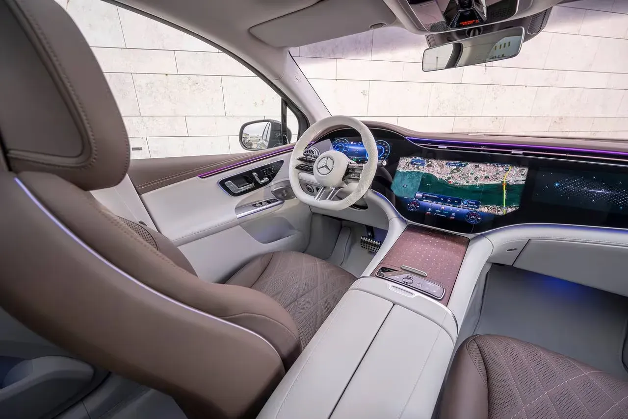 Interior lujoso del Mercedes-Benz EQE mostrando pantallas digitales