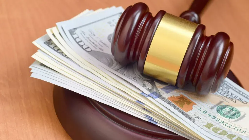 Mazo de juez sobre billetes