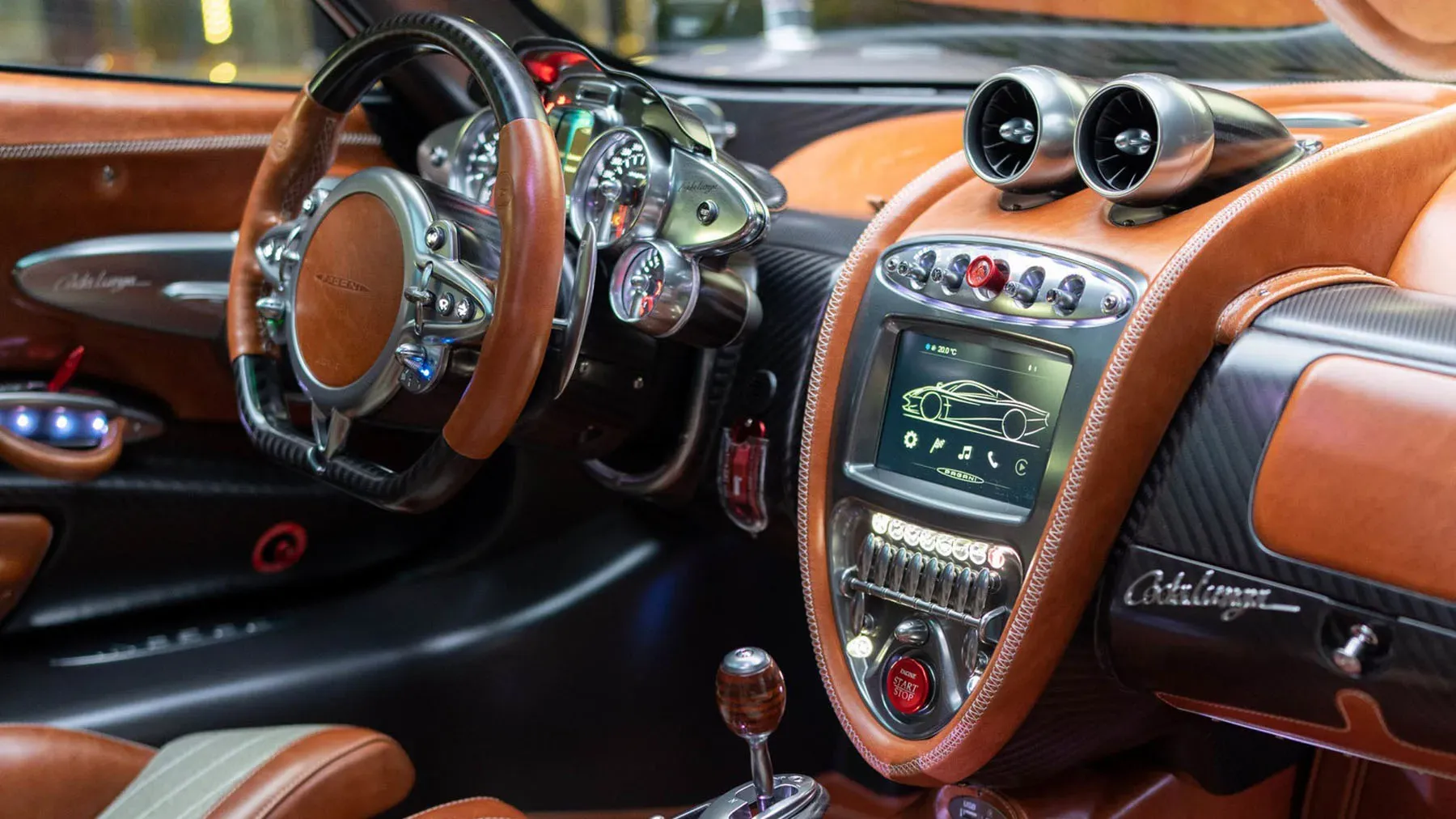Interior del Pagani Huayra Codalunga mostrando volante, cuadro de instrumentos y tapicería en piel