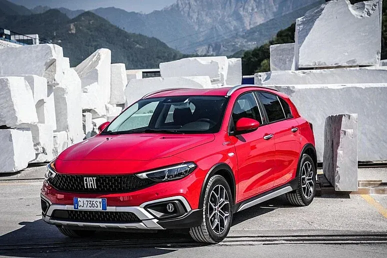Fiat Tipo Cross Hybrid Rojo frontal