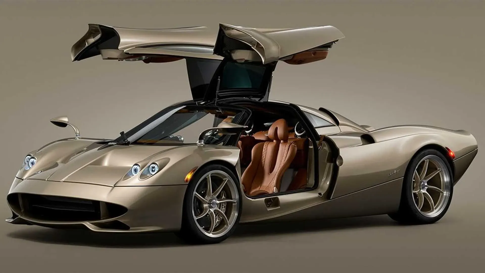 Pagani Huayra Codalunga perfil lateral mostrando su característica cola larga