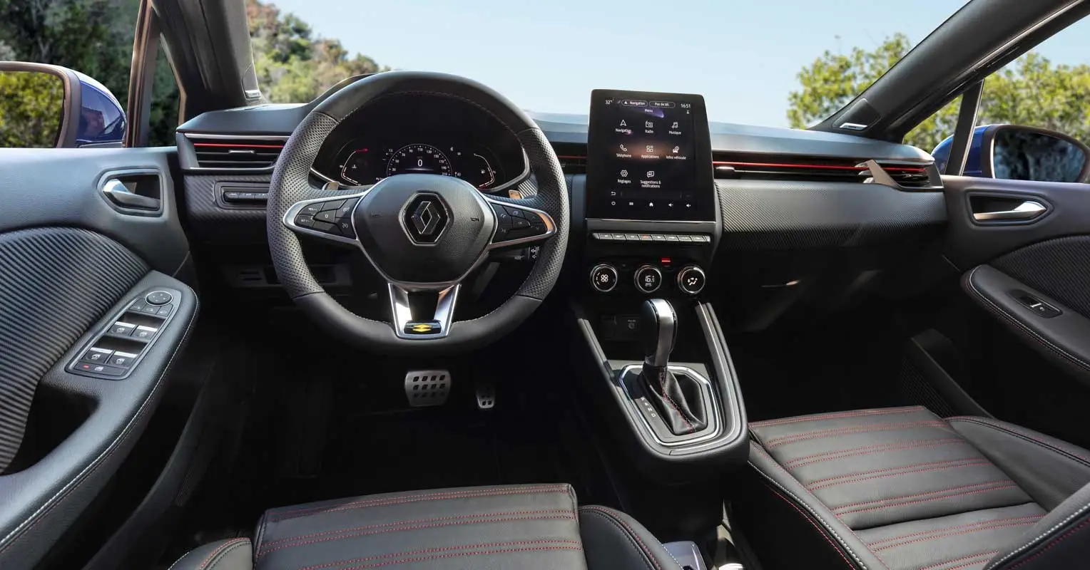 Interior del Renault Clio con pantalla táctil
