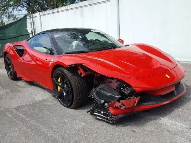 Ferrari Rojo chocado en parte delantera