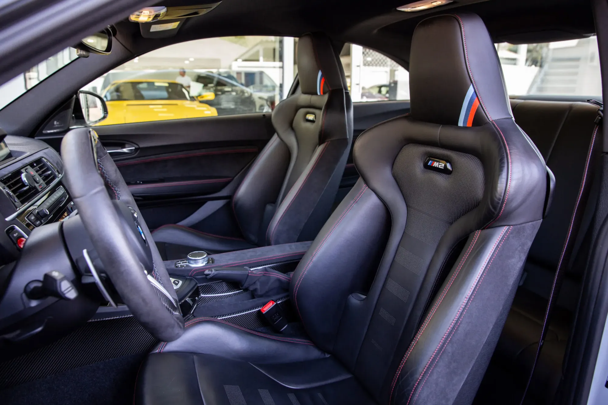 Panel de instrumentos y pantalla curva del BMW M2