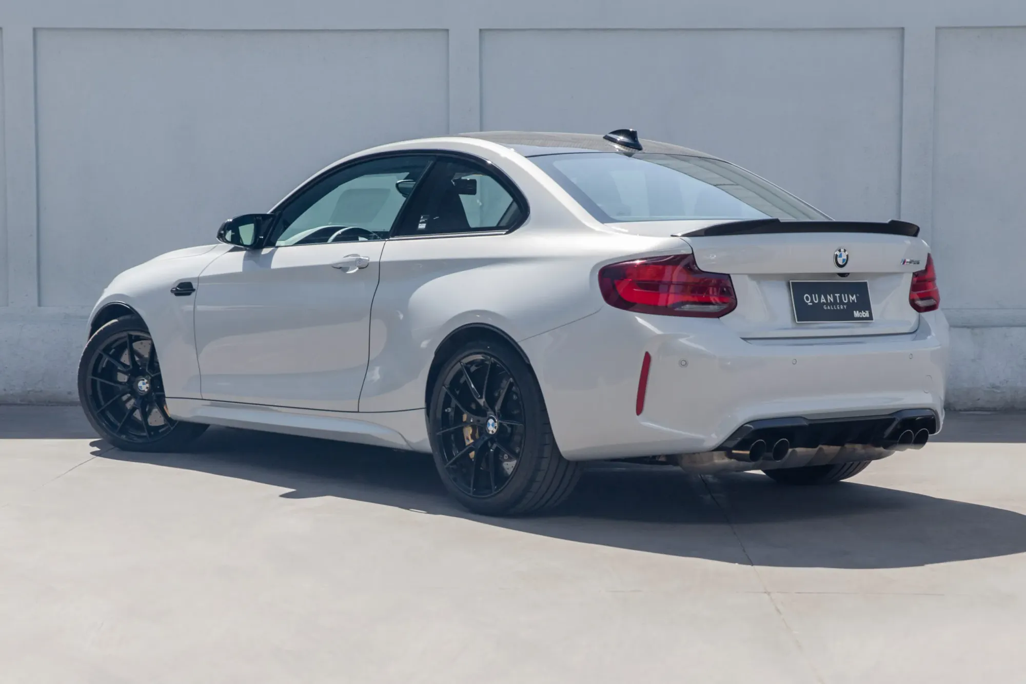 BMW M2 tomando una curva en carretera de montaña