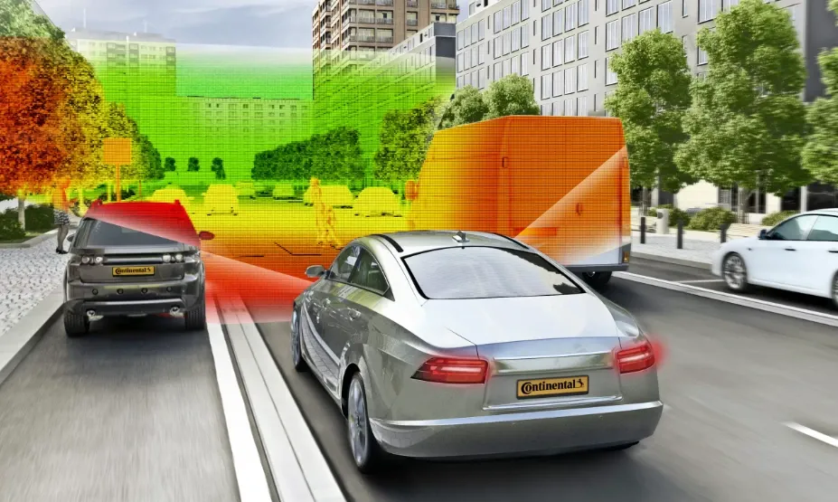 Sistema de sensores LiDAR y cámaras en techo de vehículo autónomo