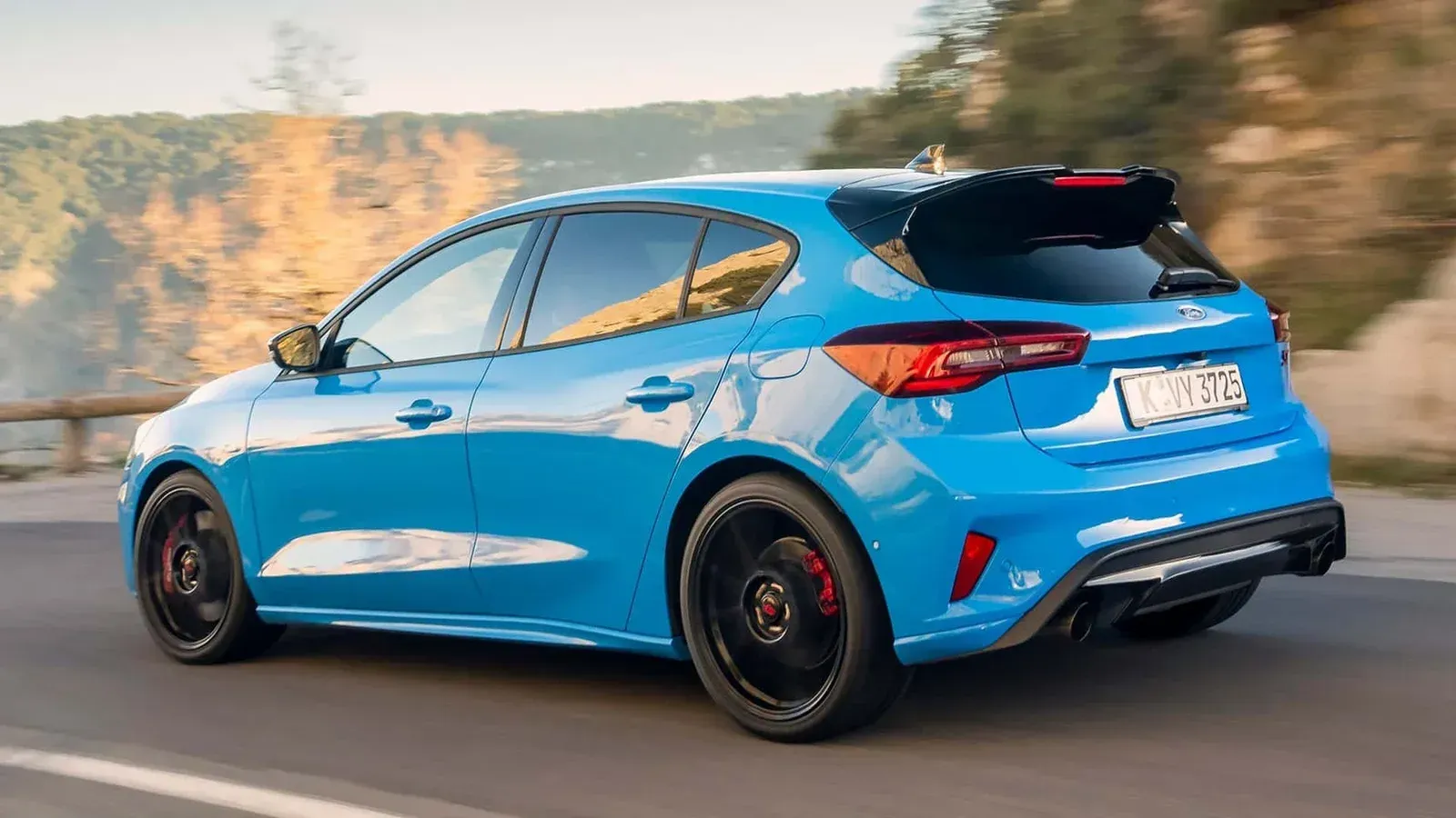 Vista lateral del Ford Focus 2024 en color azul, destacando su línea deportiva