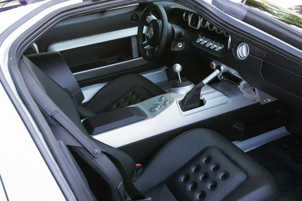 El interior del Ford GT 2005 con asientos y volante deportivos