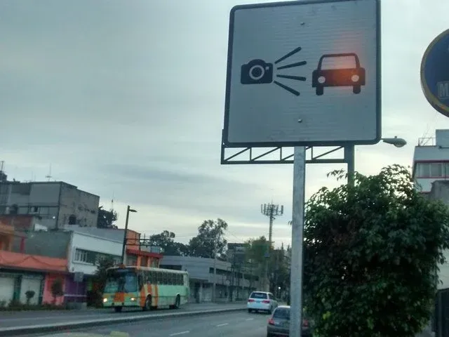 Ejemplo de fotomulta mostrando placa e infracción