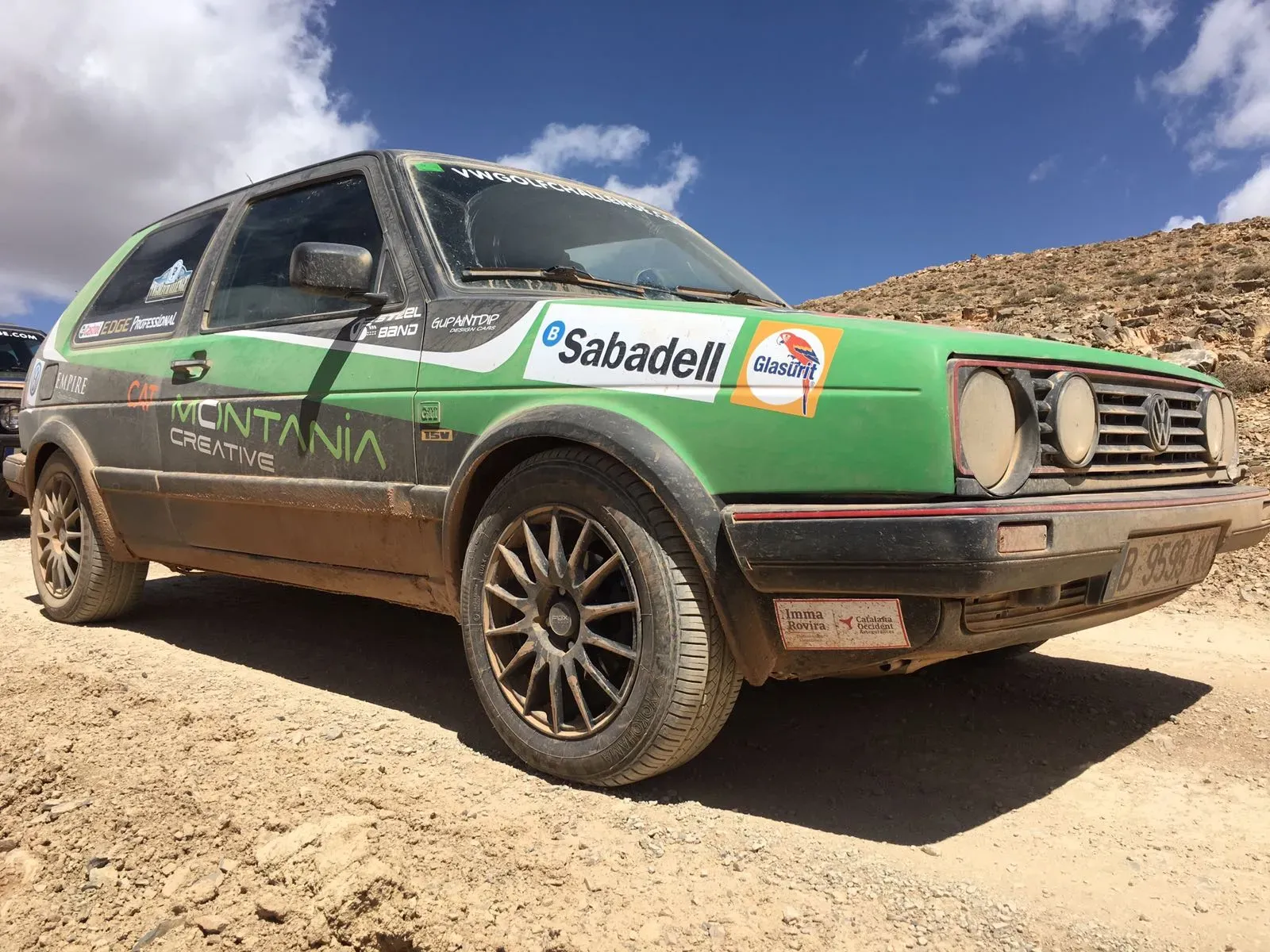 Volkswagen Golf MK2 en el desierto de Túnez durante el challenge