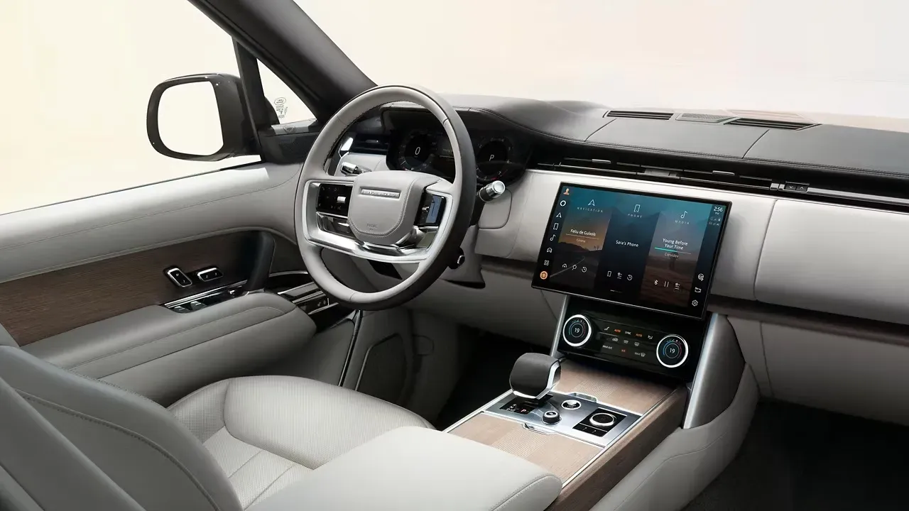 Range Rover 2025 interior con pantalla curva Pivi Pro
