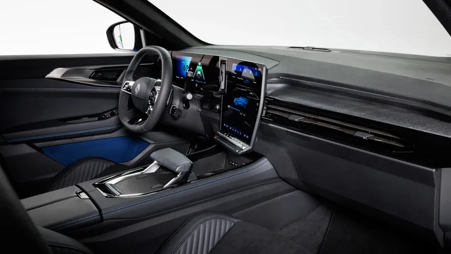 Detalle de los asientos y la consola central del Renault Rafal