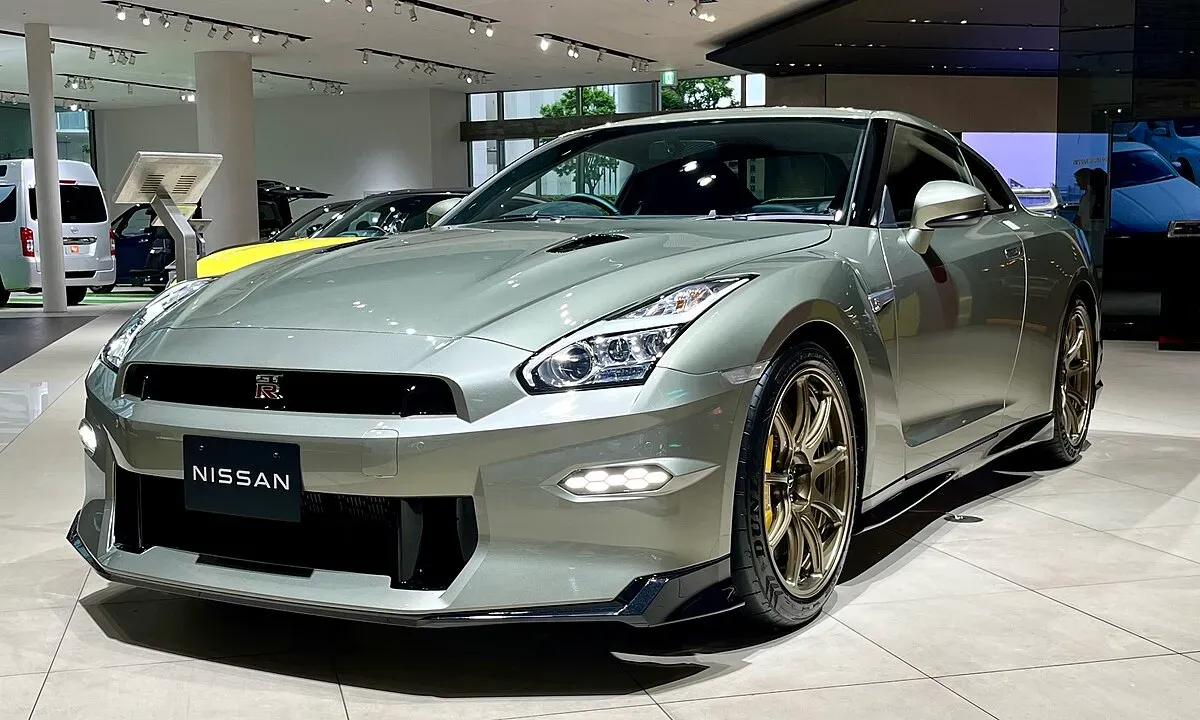 Un Nissan GT-R (R35) moderno, sucesor espiritual del legado deportivo de Nissan.