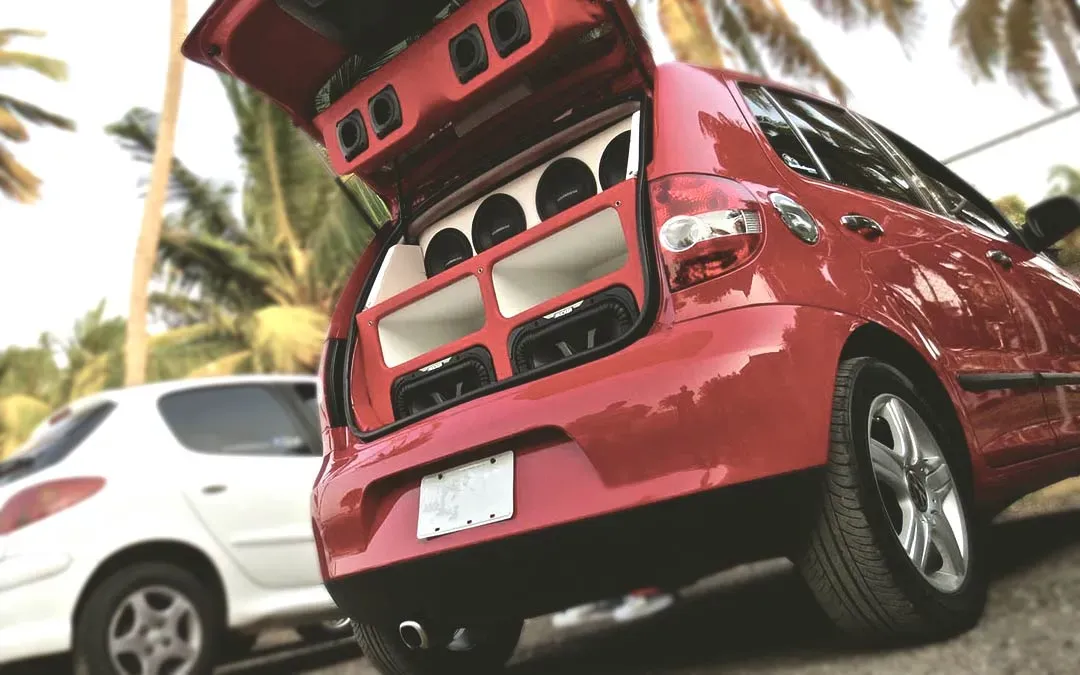 Auto rojo con sistema de sonido instalado en la cajuela