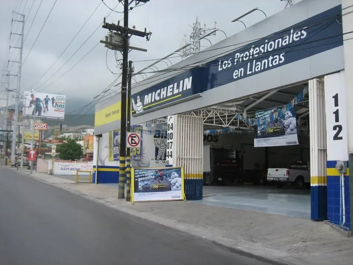 Taller mecánico profesional en Monterrey con vehículos en revisión