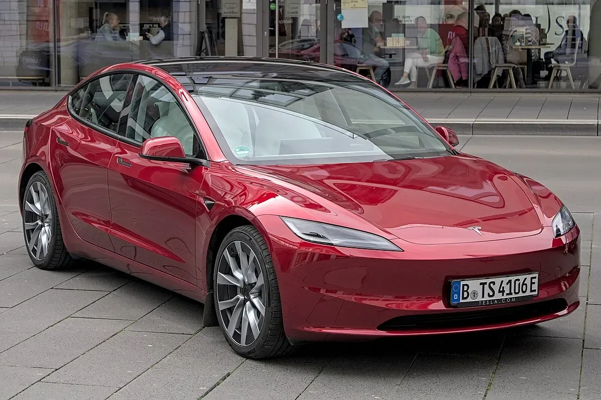 Vista frontal del Tesla Model 3 actualizado