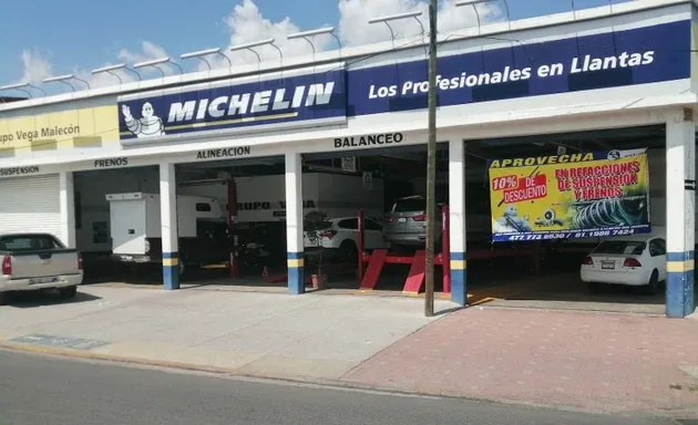 Técnicos realizando una reparación especializada en un taller de Monterrey