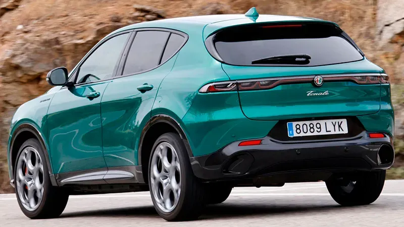 Vista trasera dinámica del Alfa Romeo Tonale en color verde