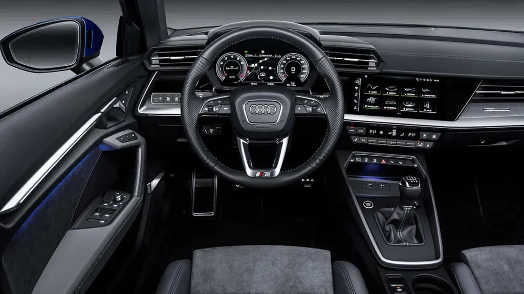 Interior del Audi A3 Sportback 2023 con pantallas digitales