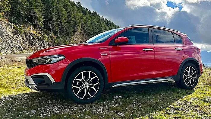 Fiat Tipo Cross Hybrid Rojo lateral