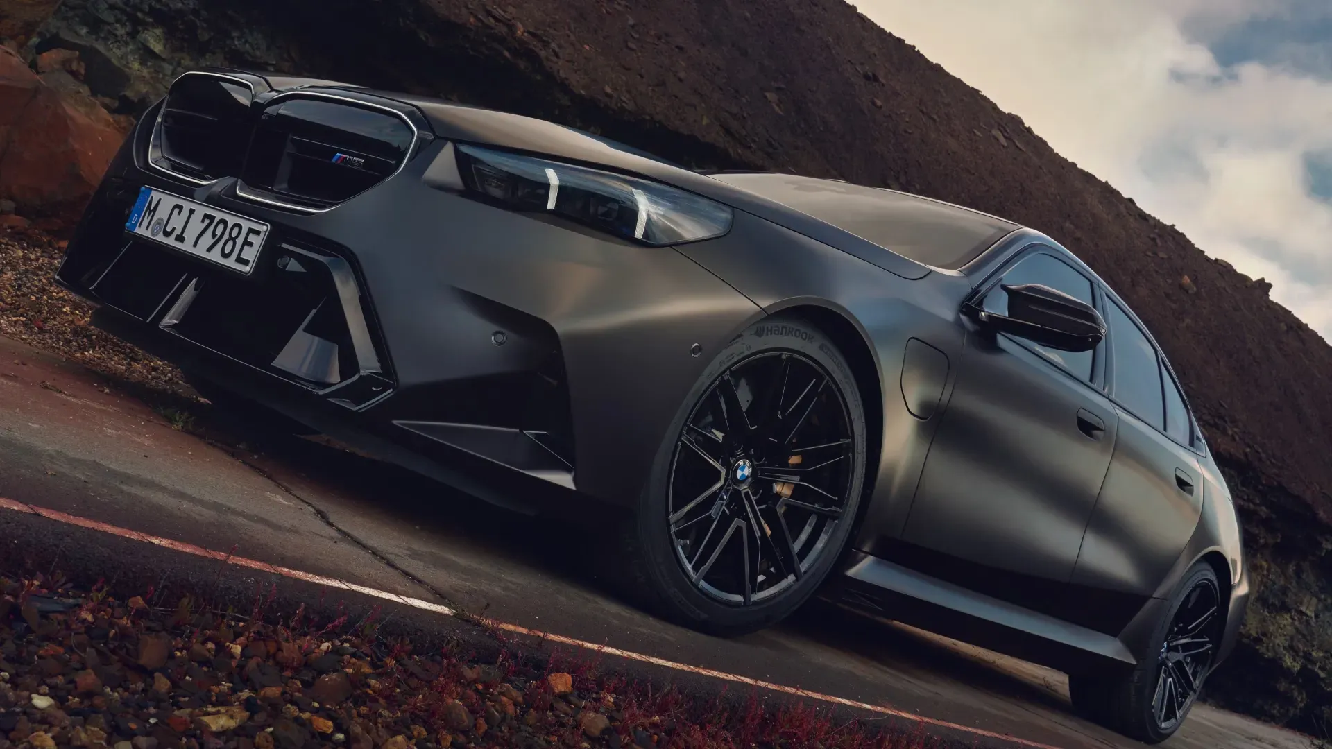 BMW M5 2024 Negro vista lateral en movimiento