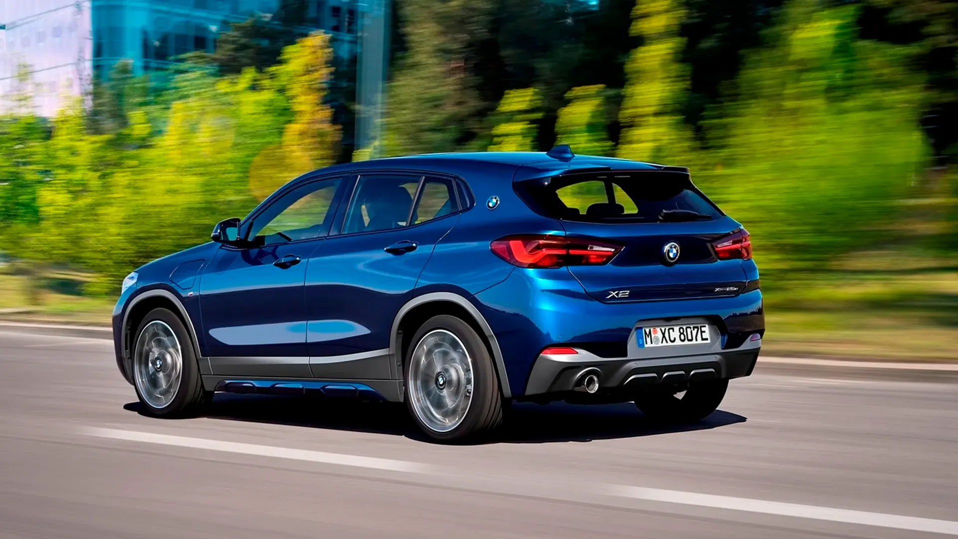 Lateral BMW X2 xDrive25e Azul