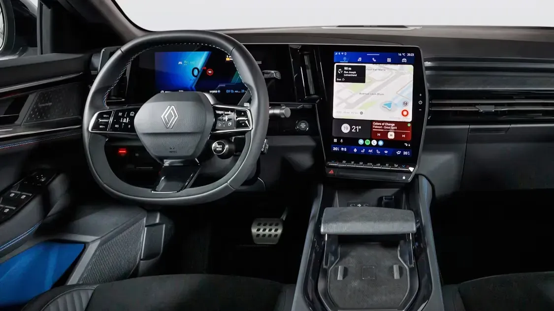 Puesto de conducción del Renault Rafal con pantallas digitales