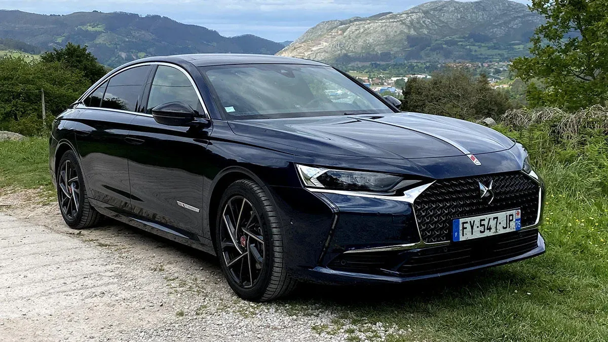 DS 9 E-TENSE frontal mostrando su diseño elegante
