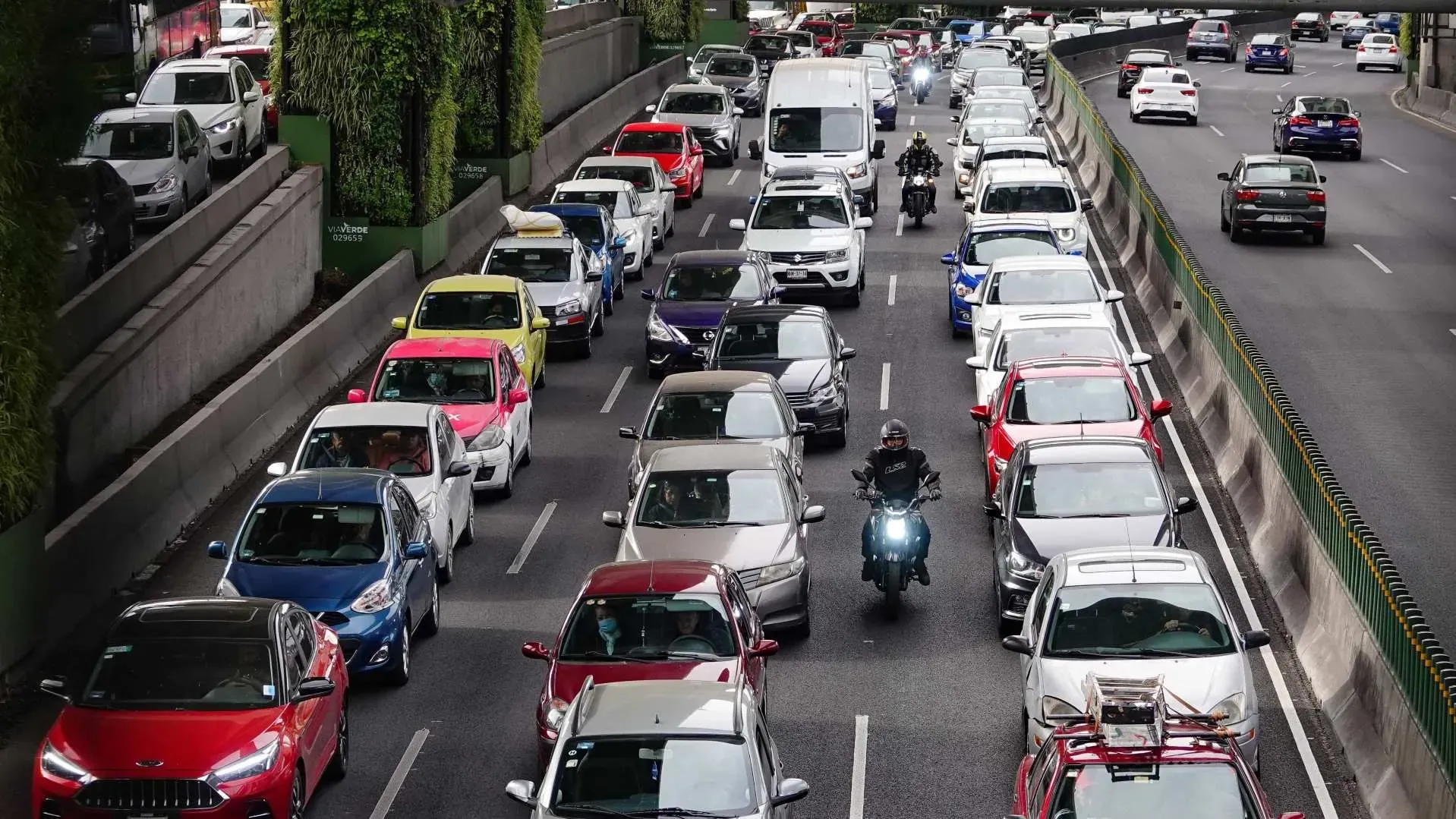 Tráfico denso en una avenida de la Ciudad de México