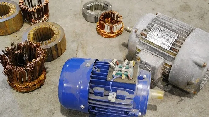 Motor de automóvil siendo desmontado para reciclaje o reutilización