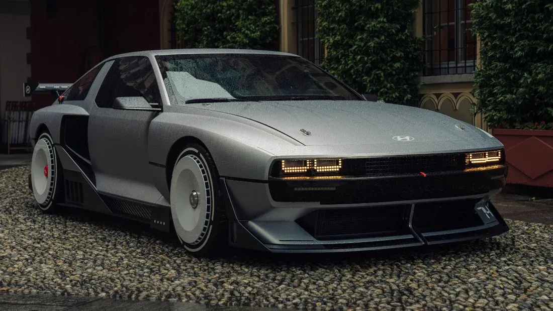 Hyundai N Vision 74 Gris en una toma frontal tres cuartos, mostrando sus luces y líneas agresivas