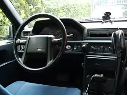 Interior modificado del Volvo 940 con asientos Recaro y volante deportivo