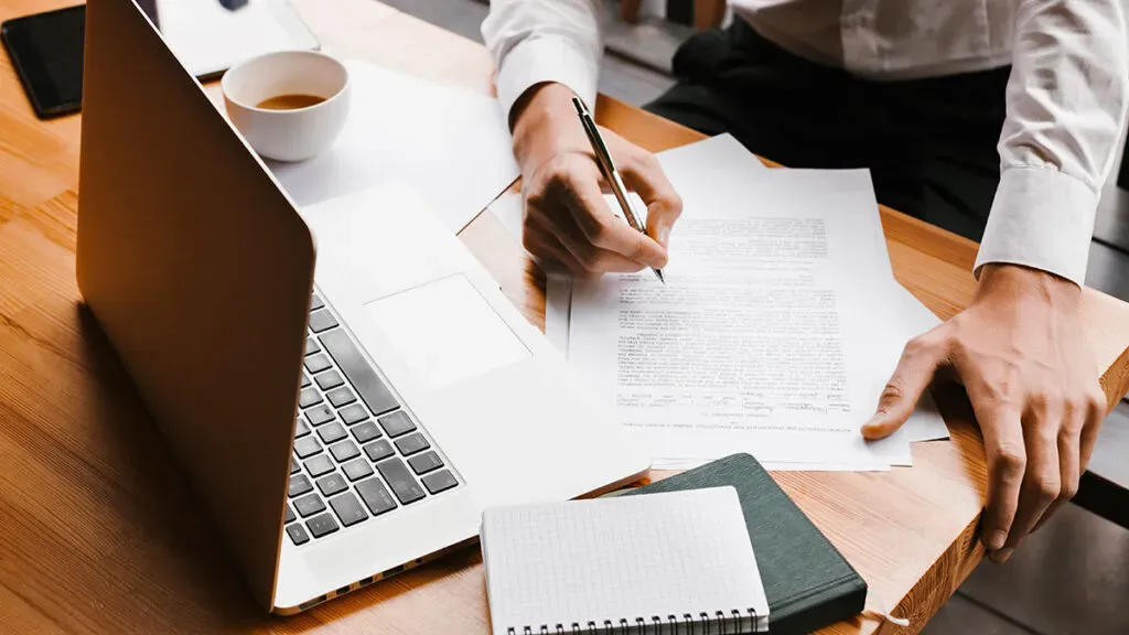 Una persona revisando un informe