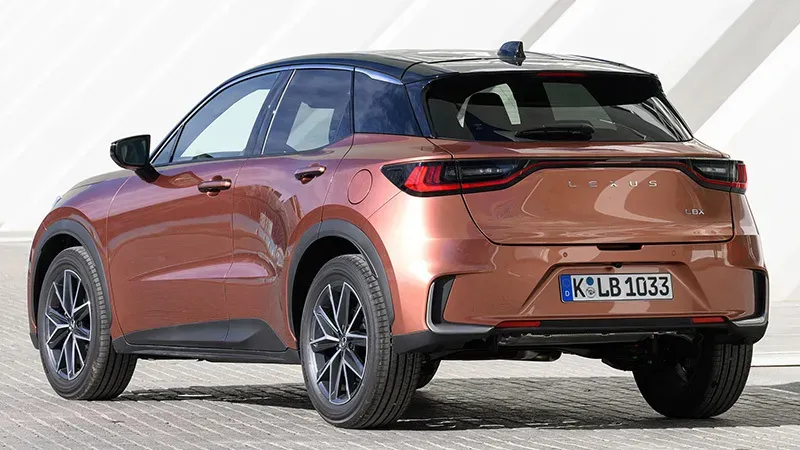 Vista lateral y trasera del Lexus LBX en color marrón