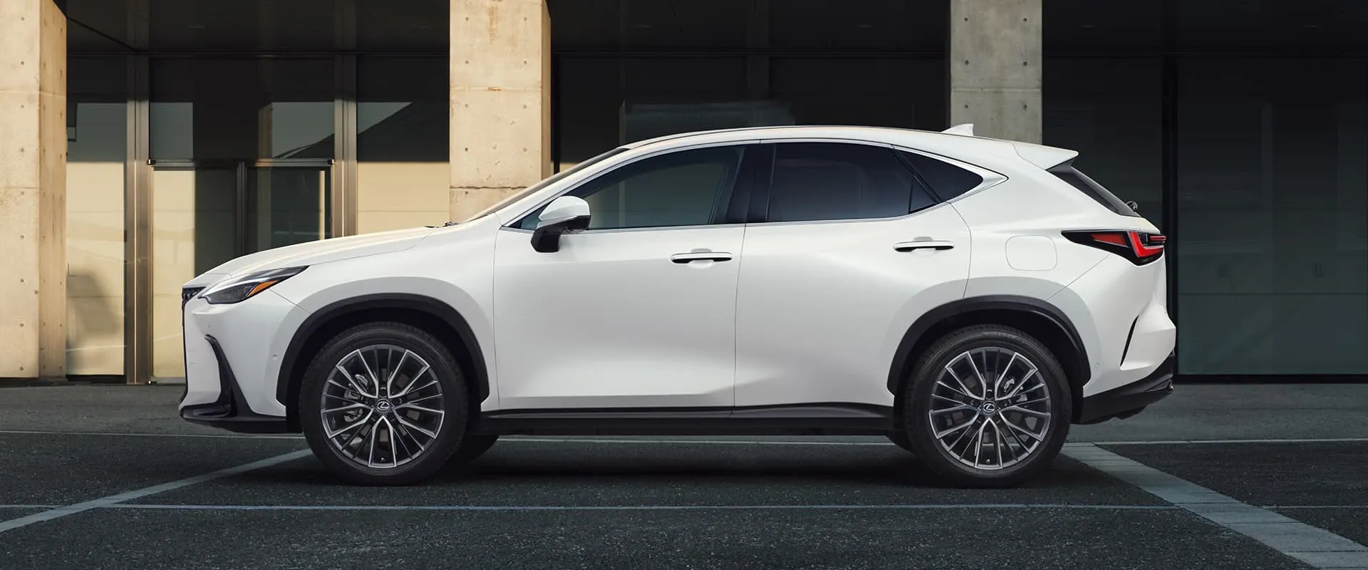 Lexus NX moderno con sistemas avanzados de asistencia al conductor