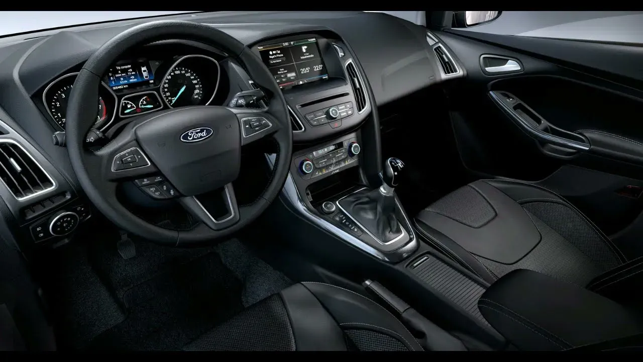 Interior del Ford Focus 2024 con la nueva pantalla táctil y tablero digital
