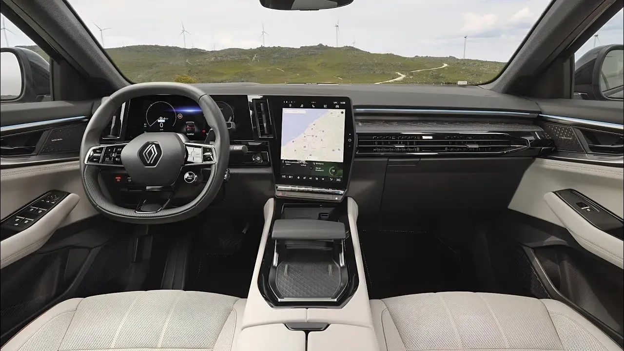 Interior Renault Espace 2025 con pantalla vertical