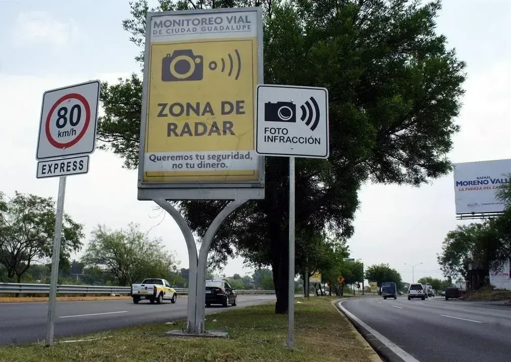 Señalizaciones de monitoreo vial con foto infración