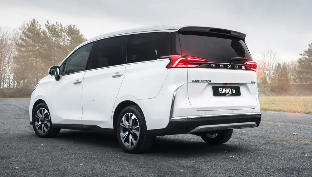 Parte trasera del Maxus eUNIQ 5 mostrando su portón y diseño