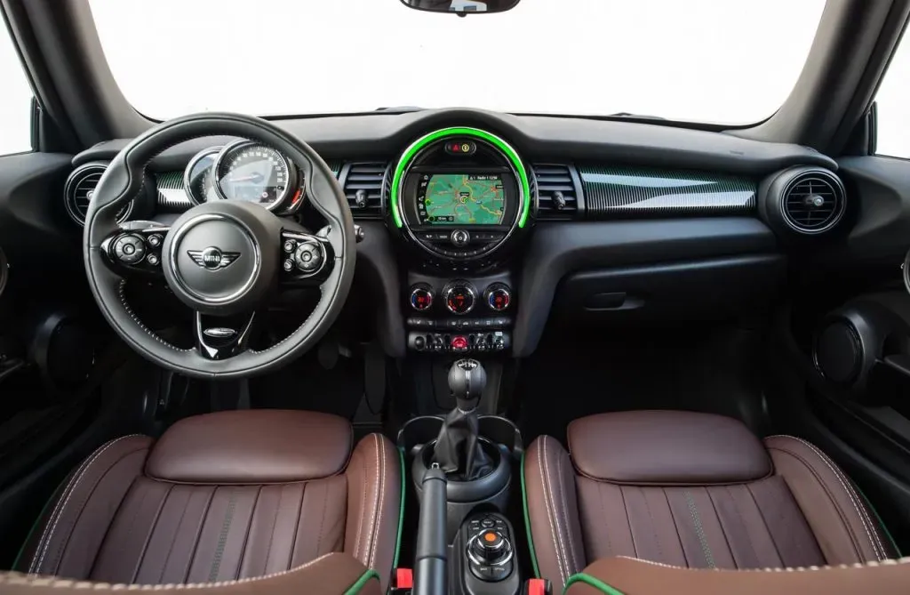 Interior minimalista del Microlino con volante fijo y pantalla digital