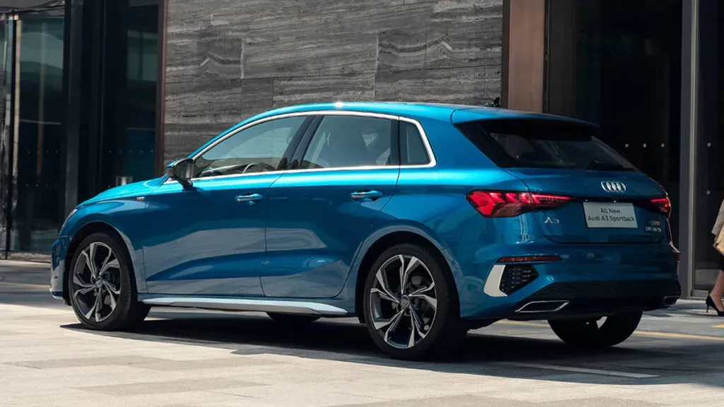 Vista lateral del Audi A3 Sportback 2023 en color azul