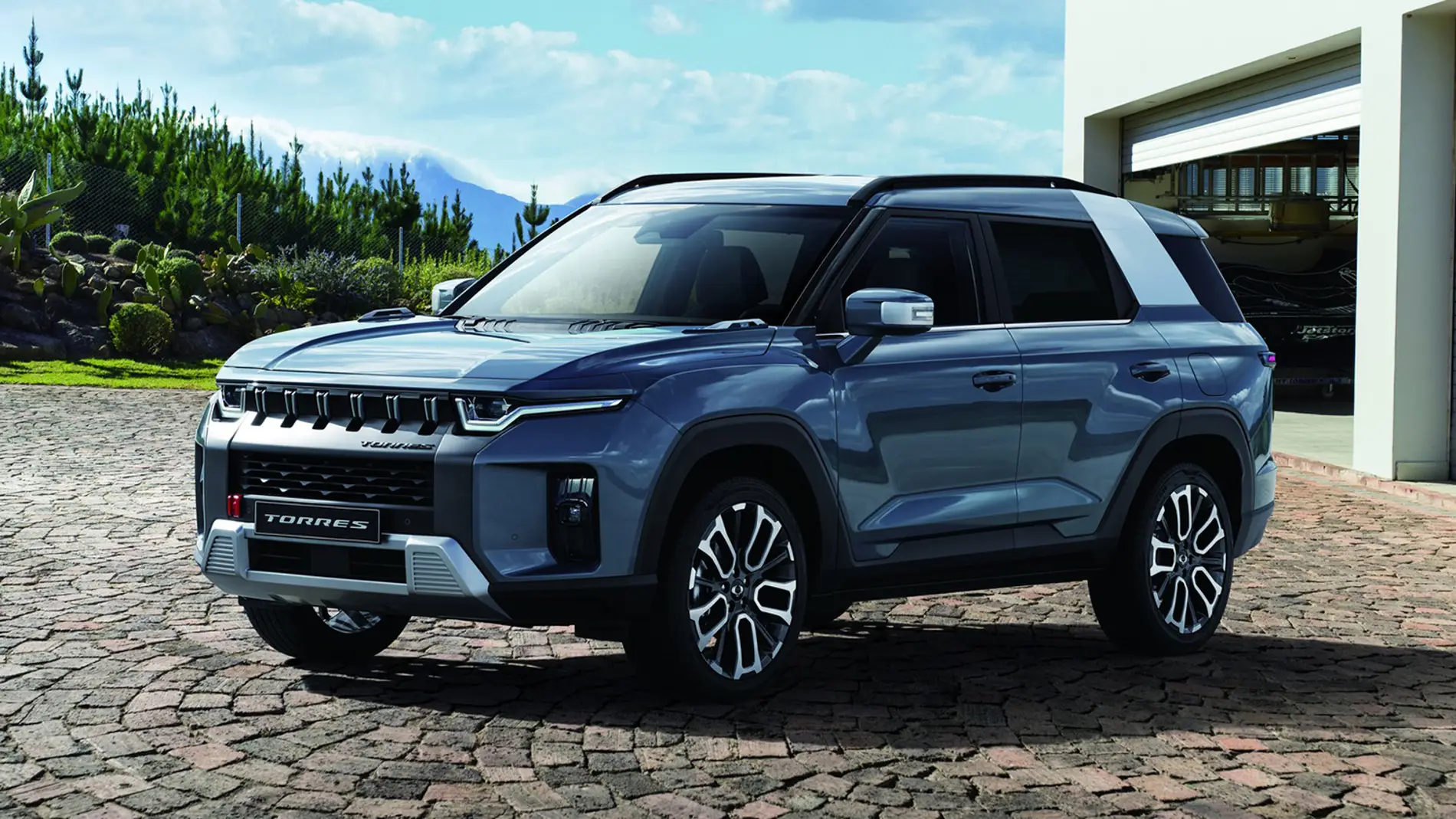 Vista frontal del SsangYong Torres en un entorno urbano