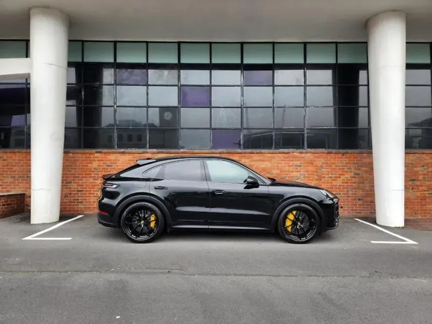 Lateral porsche cayenne turbo gt negro