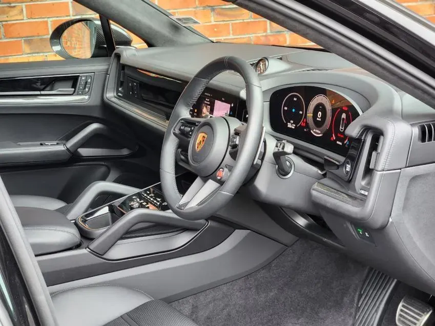 Interior porsche cayenne turbo gt