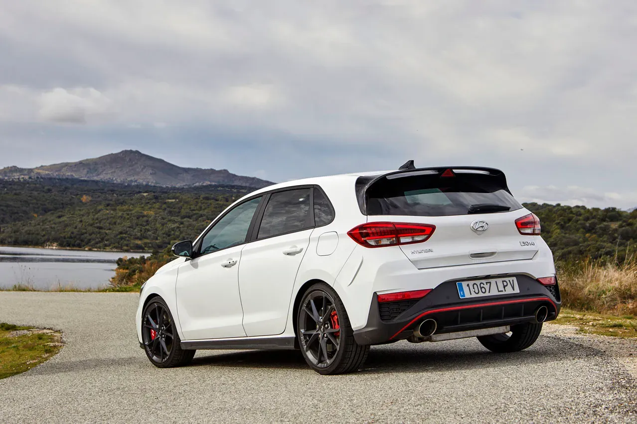 Hyundai i30 N Hatchback blanco en carretera