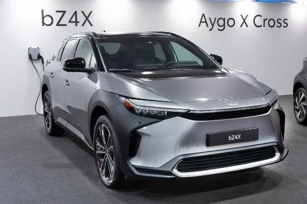 Toyota bZ4X Gris en un punto de carga