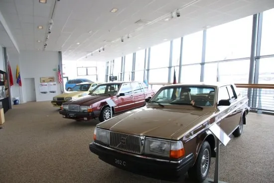 Interior del Museo Volvo mostrando modelos clásicos