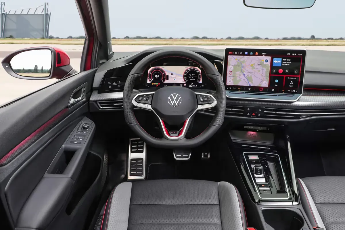 Interior del Volkswagen Golf 8.5 GTI 2025