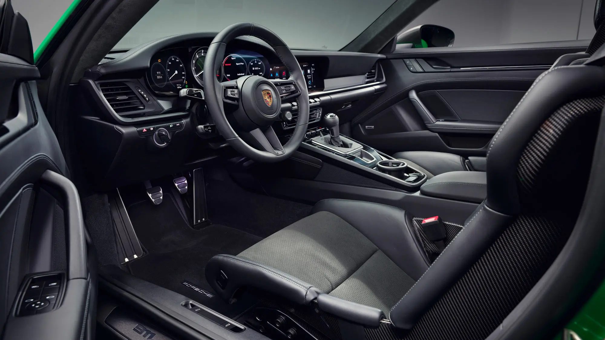 Puesto de conducción del Porsche 911 Carrera T con cambio manual